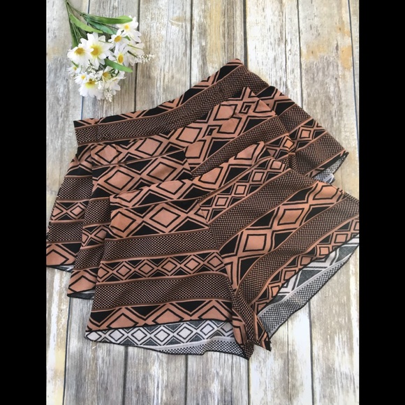 Black & Peach Geo Print Shorts - Picture 1 of 6